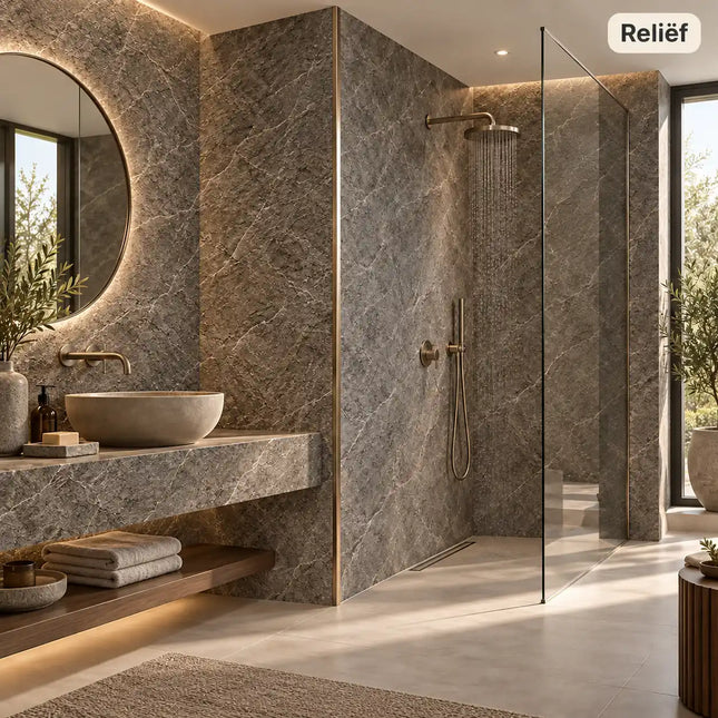 Sfeerimpressie van een badkamer met grijsbruine wandpanelen met steenstructuur.